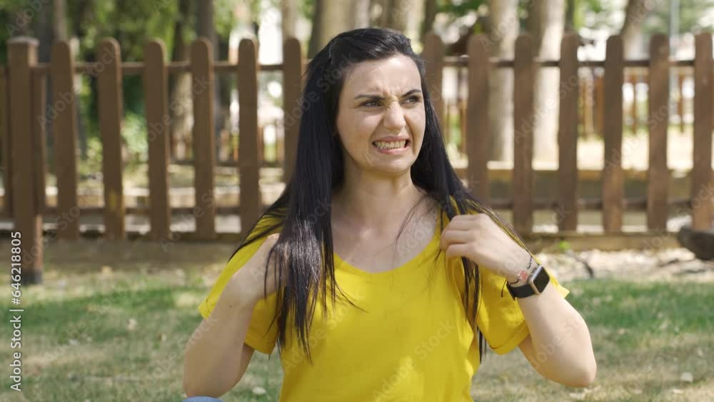 The woman who has the problem of sweat odor is disturbed by the situation. The woman who has the problem of sweat odor is disturbed by the situation.