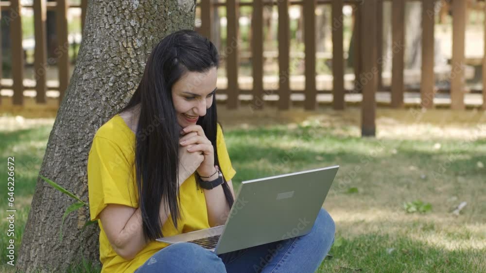 The woman applauds what he sees on the laptop. The woman applauds what he sees on the laptop.