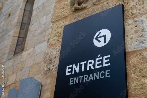 sign indicating entree panel in french text means entrance signage with white arrow © OceanProd