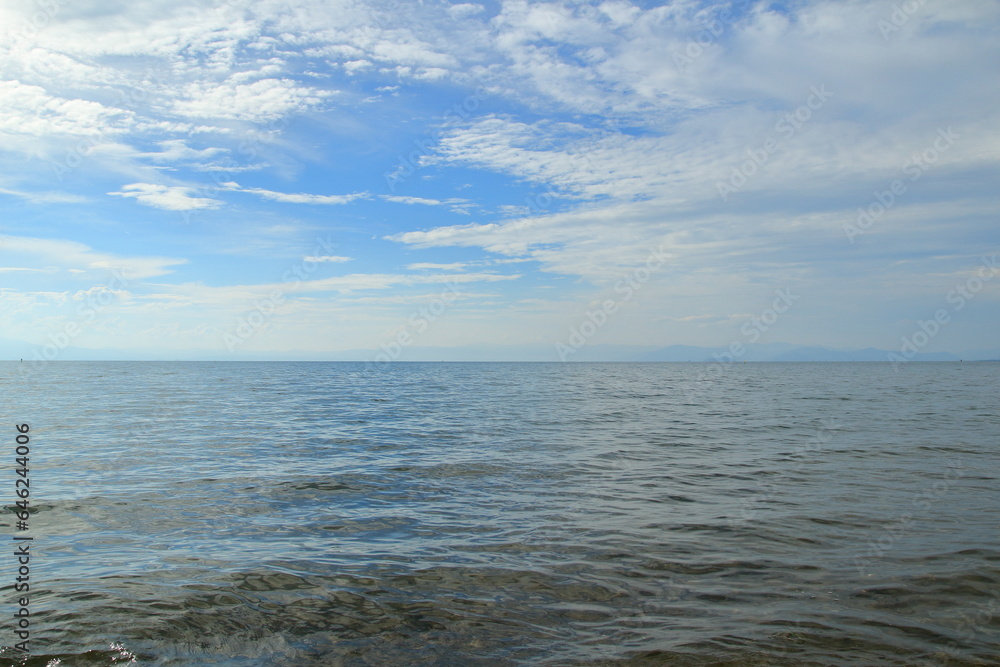 Fototapeta premium 穏やかな琵琶湖と青空