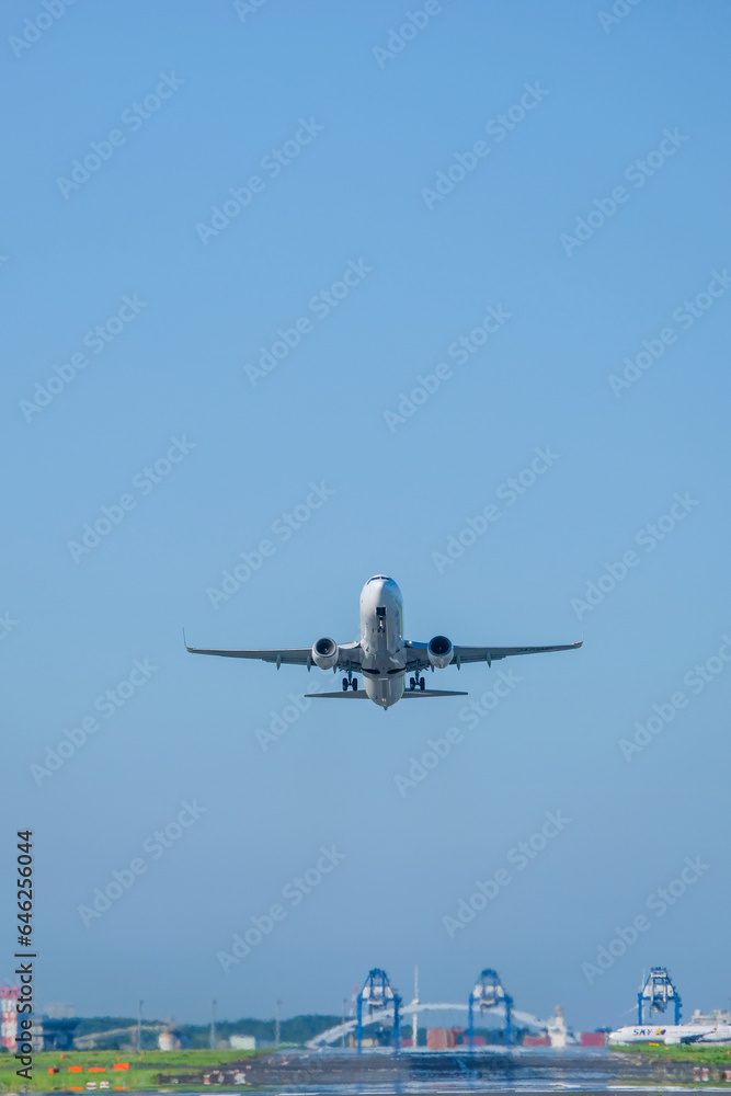 Fototapeta premium 離陸する飛行機と青空
