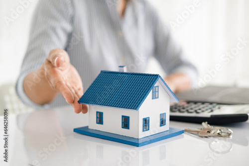 Real estate agents bid homes in the project to explain in detail to clients. Explain and present information about home and mortgage purchases. real estate trading ideas