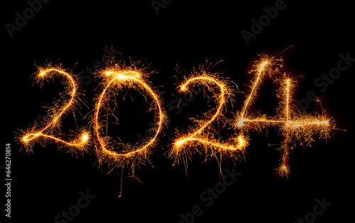 Jahreszahlen 2023 mit Wunderkerzen geschrieben vor dunklem Hintergrund.	