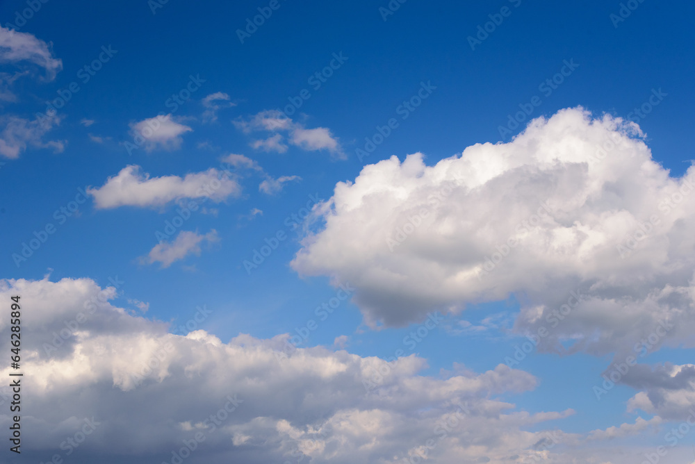 Naklejka premium Fluffy white clouds in the blue sky
