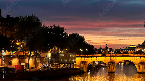 Luces nocturnas desde el barco, travesía bajo el puente Iluminado en Paris.                                       
 Night lights from the boat, crossing under the Illuminated Bridge in Paris. photo