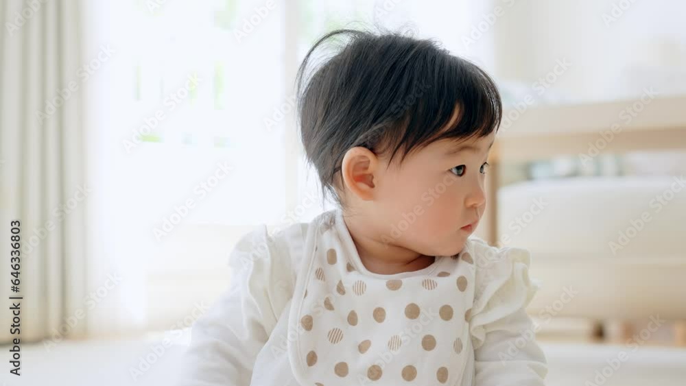 部屋の床に座る赤ちゃん 部屋の床に座る赤ちゃん