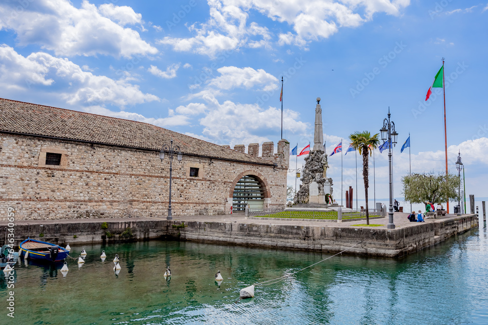 Jezioro Garda, miasto Lazise we Włoszech. Lazise to malownicza i bardzo klimatyczna miejscowość, znajdująca się na wschodnim brzegu jeziora Garda. - obrazy, fototapety, plakaty 