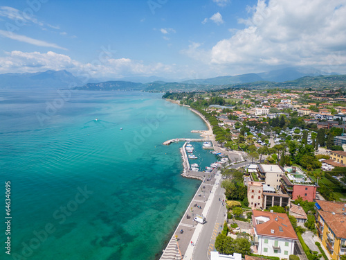 Fototapeta Naklejka Na Ścianę i Meble -  Jezioro Garda, miasto Lazise we Włoszech. Lazise to malownicza i bardzo klimatyczna miejscowość, znajdująca się na wschodnim brzegu jeziora Garda.