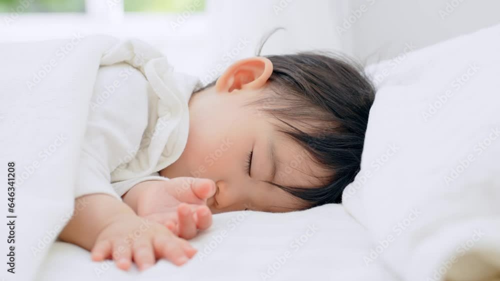 お昼寝する赤ちゃんの寝顔 お昼寝する赤ちゃんの寝顔