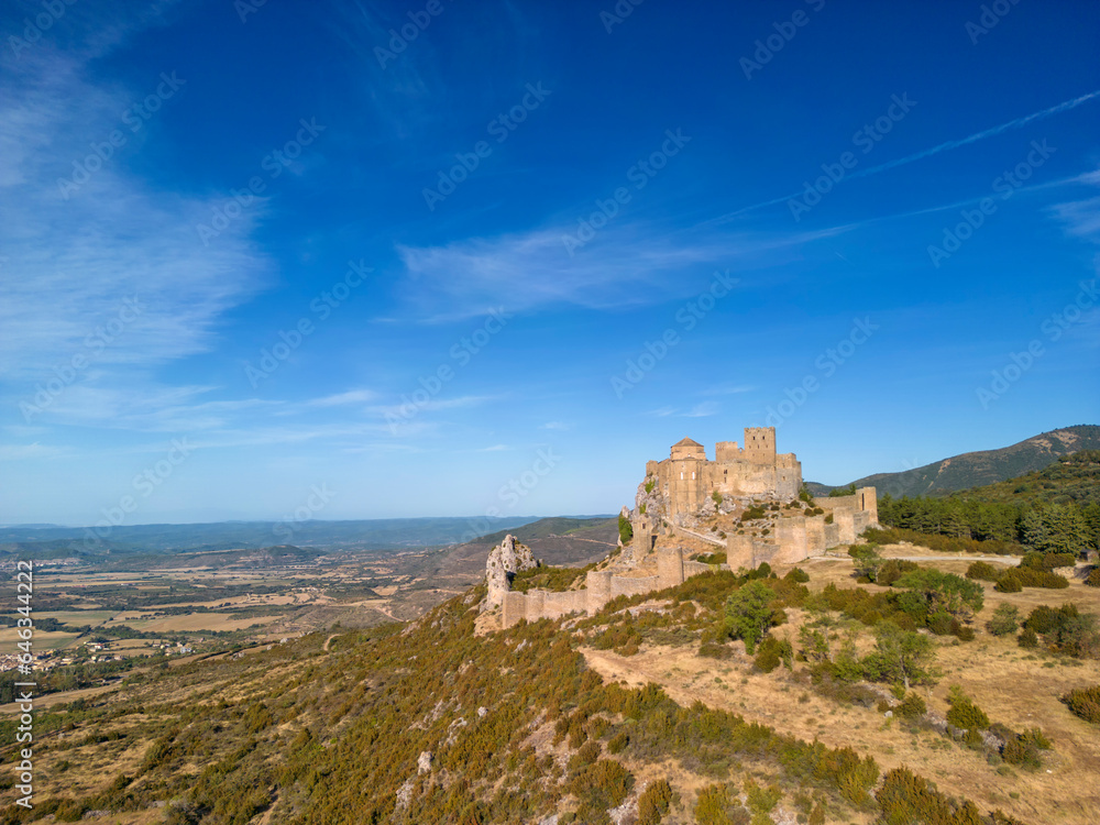 vista aérea del hermoso castillo abadía de Loarre en la provincia de Huesca, España	