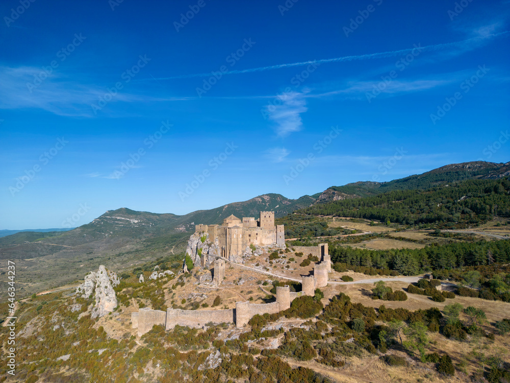 vista aérea del hermoso castillo abadía de Loarre en la provincia de Huesca, España	