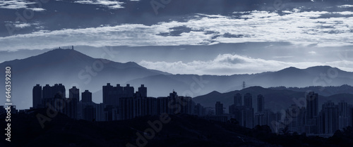 Photography silhouette city skyline and mountain