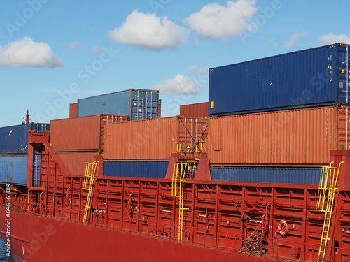 container auf schiff