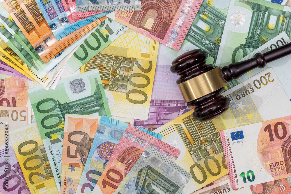 Obraz premium Judge's gavel on Eu paper Euro banknotes. Corruption and bribery concept