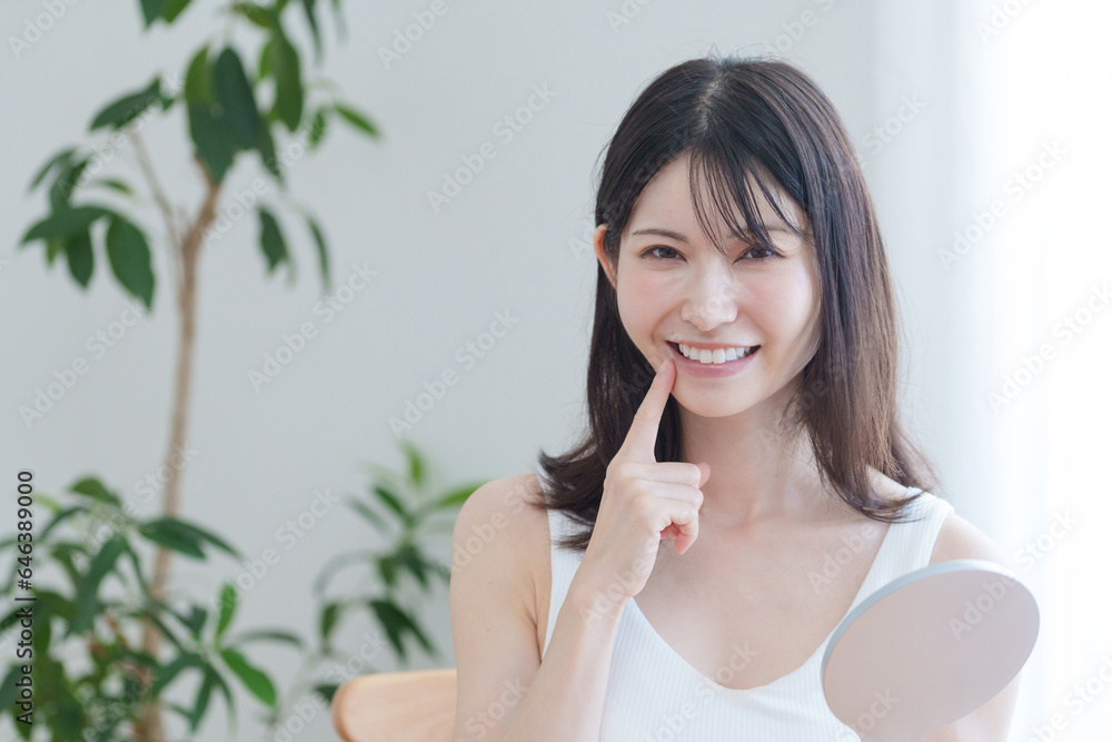 歯を見せる女性