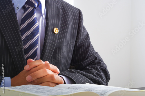 Tableau sur toile 六法全書を読む男性弁護士