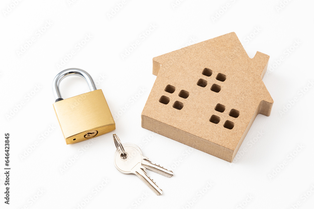 白背景に南京錠と家のオブジェ