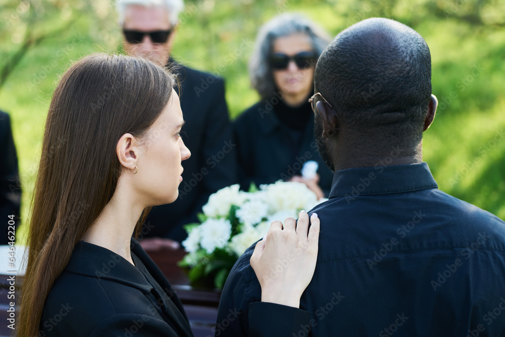 Ταπετσαρία Rear view of young grieving woman keeping hand on shoulder of her husband in mou