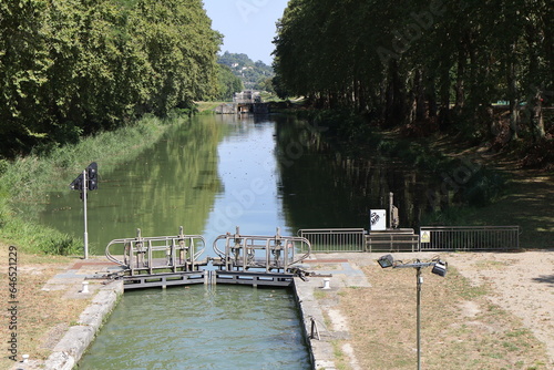 Le canal latéral à la Garonne, ville de Agen, département du Lot et Garonne, France photo