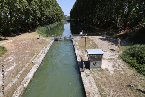 Le canal latéral à la Garonne, ville de Agen, département du Lot et Garonne, France photo