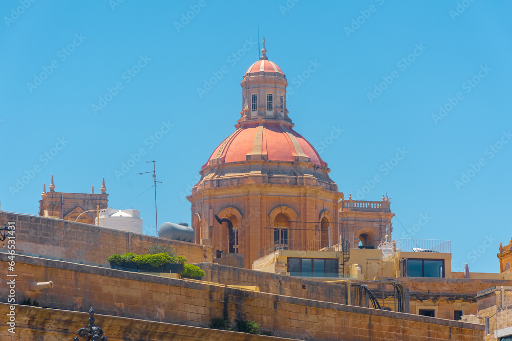 Obraz premium Red dome of a church in Valletta, Malta