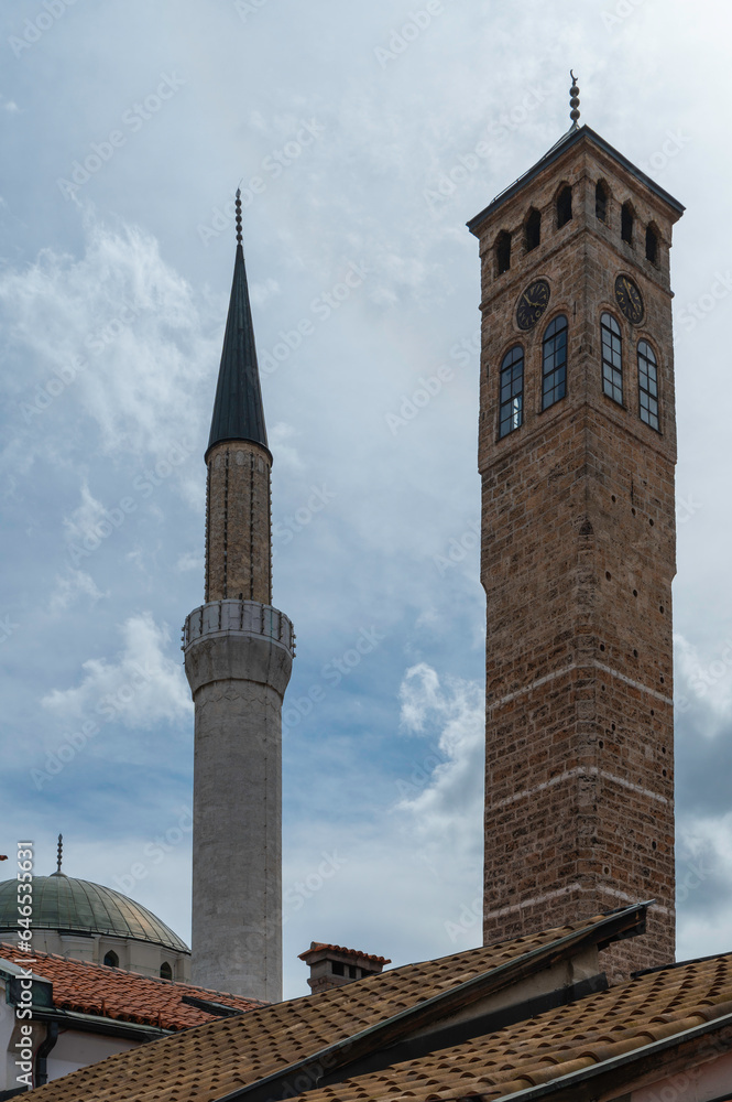 Meczet Gazi Husrev-bega – zabytkowy meczet, zlokalizowany na starym mieście w Sarajewie, w pobliżu Baščaršiji. Stara wieża zegarowa Sahat Kula.
