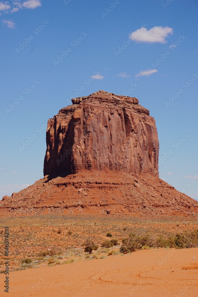 Fototapeta premium Iconic Rock Formation in Monument Valley, Arizona Desert