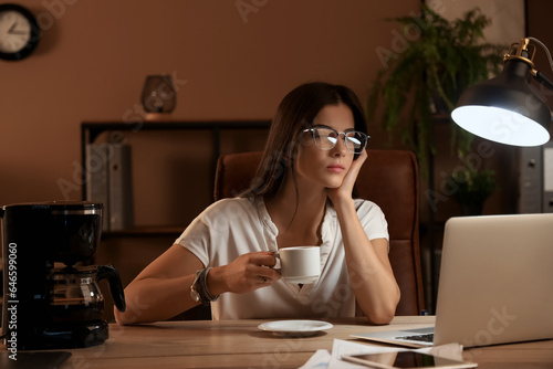 Tired young businesswoman w...