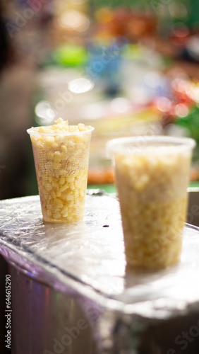 Elotes cocidos en vasito o esquites botana callejera mexicana.