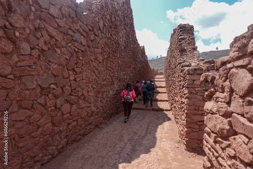 Centro arqueológico de Pikillacta en Cusco, Perú con turistas recorreidno el lugar y conociendo la fortalrza de la cultura Wari photo