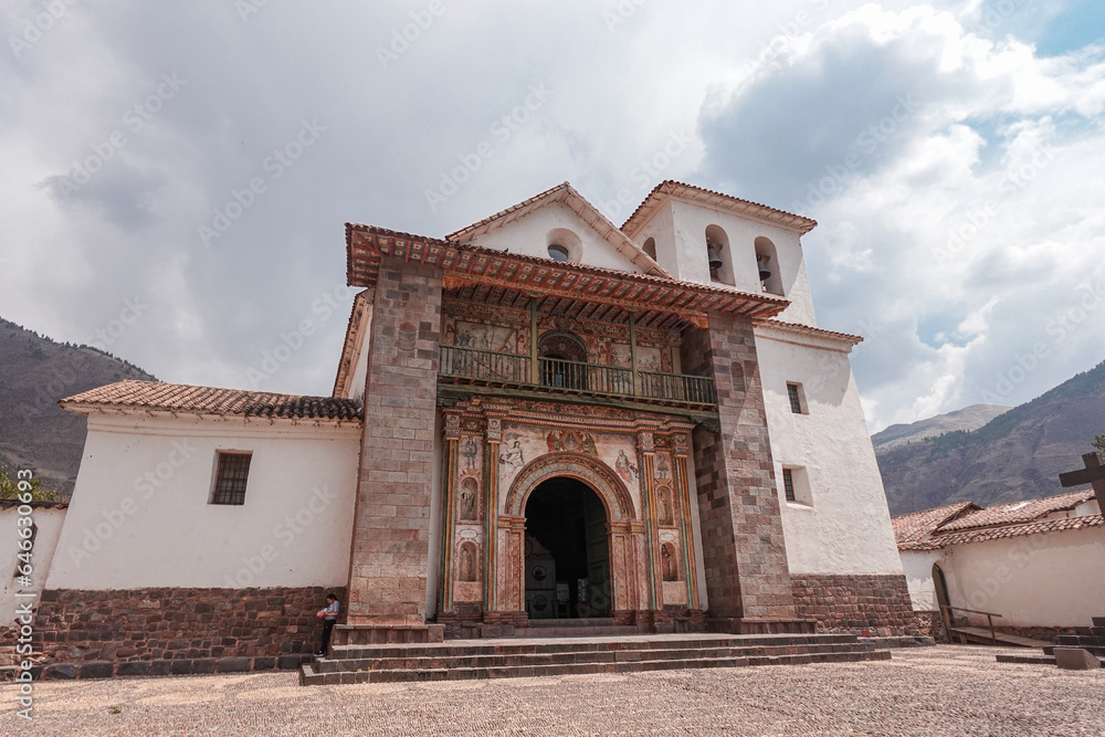 Fachada de la Iglesia de San Pedro Apostol en Andahuaylillas en Cusco, Perú, iglesia conocida como la Capilla Sixtina de América