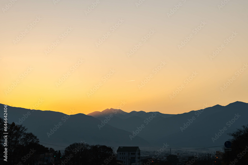 市街地から見る日没頃の乗鞍岳