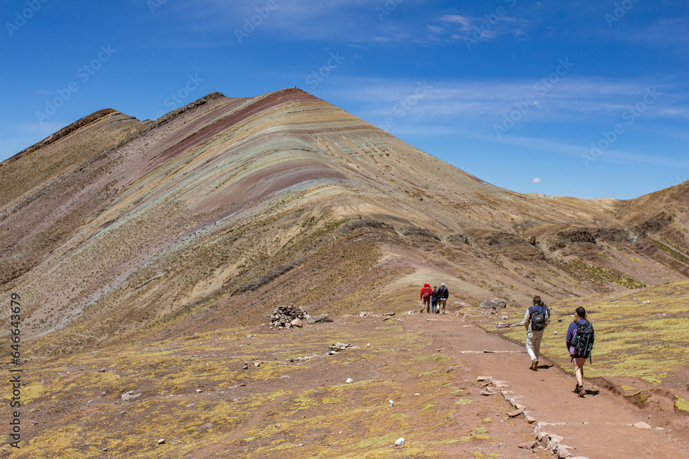 Turistas caminando hacia la Montaña de 7 colores o Rainbow Mountain en Cusco, Perú en el pueblo de Palcoyo