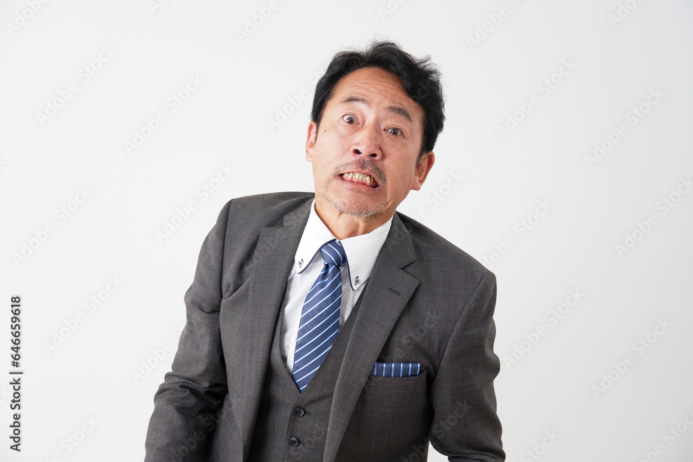 怒る中年のビジネスマン　白背景