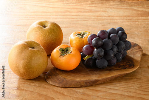 Fototapeta Naklejka Na Ścianę i Meble -  梨、柿、葡萄、秋の果物