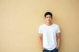 白いシャツを着て壁の前に立つ日本人の男性（アジア人・ファッションモデル・正面・モックアップ）