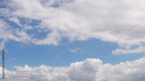 上下に雲　空　タイムラプス