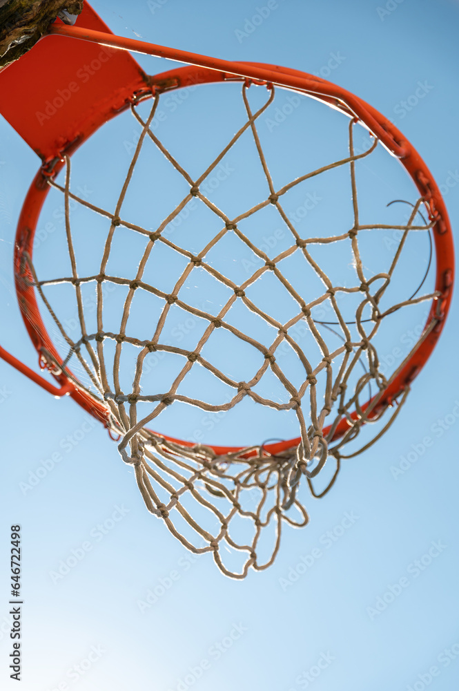 alter Basketballkorb an einem Bolzplatz