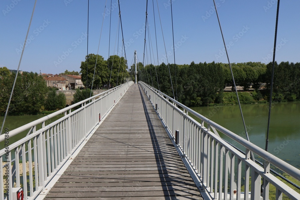 Passerelle piétonne sur le fleuve Garonne, ville de Agen, département du Lot et Garonne, France