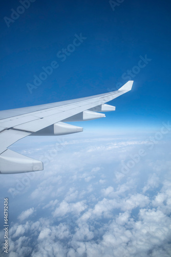 飛行機から見た雲と碧い空
