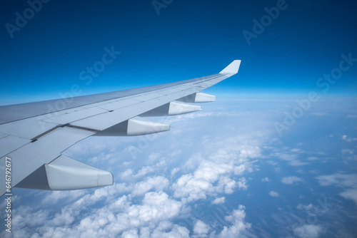 飛行機から見た雲と青い空