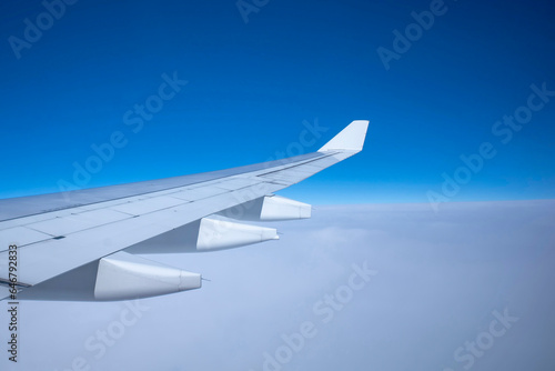 飛行機から見た翼と雲と青空