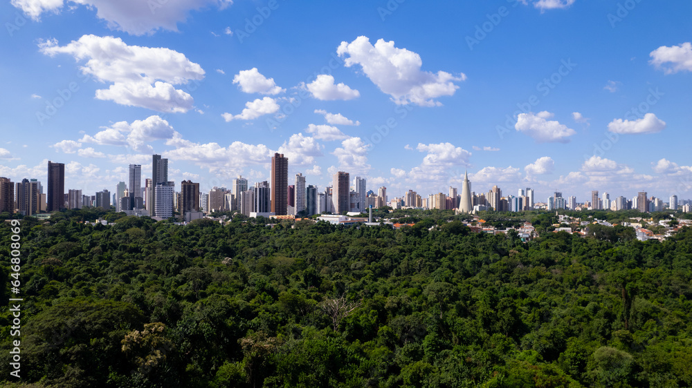 Maringá, vista aérea da cidade de maringá, paraná, brasil. Catedral de Maringá, Parque do Ingá.