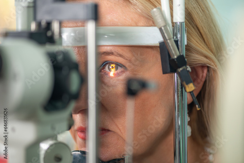 Fotografie Eye pressure testing using applanation tonometry in professional ophthalmology c