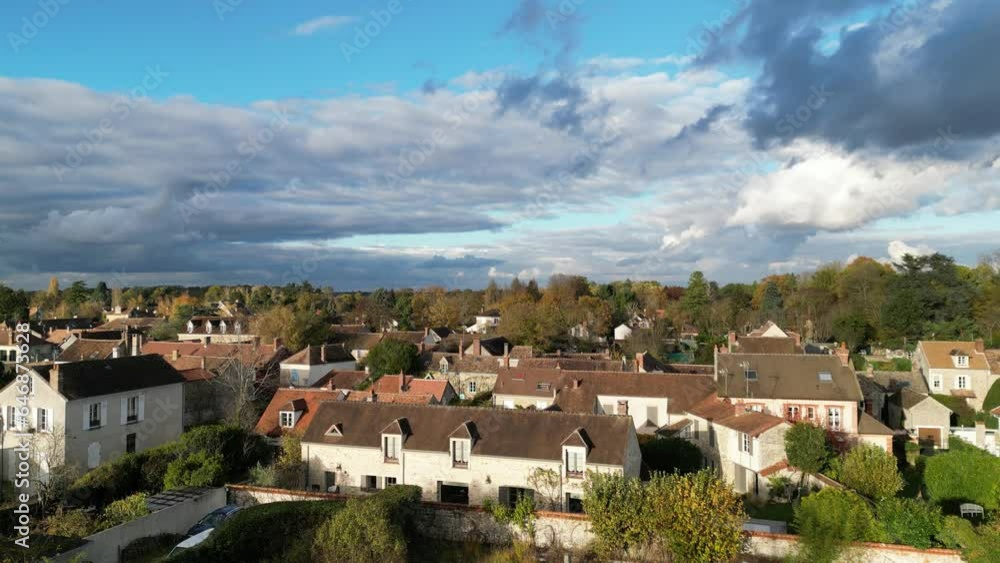 Évasion Estivale : Ciel Bleu, Nuages Blancs et Paysages Pittoresques sous le Soleil