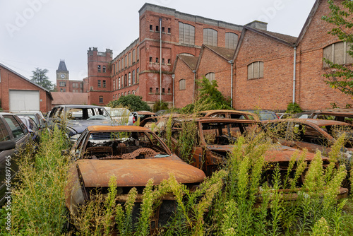 casse automobile avec vieilles voitures rouillées et abandonnées photo