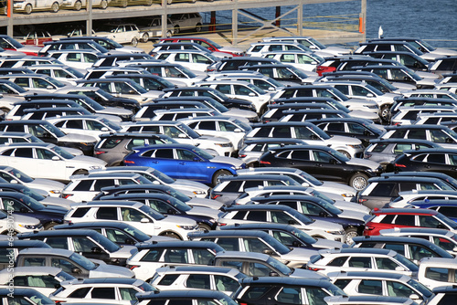 Konzept internationaler Handel und Wirtschaft: Zahlreiche fabrikneue Autos im Hafen der südenglischen Stadt Southampton warten auf ihren Weitertransport photo