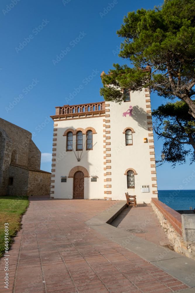 Image of the white church in one of the Costa Brava villages with the sea in the background.