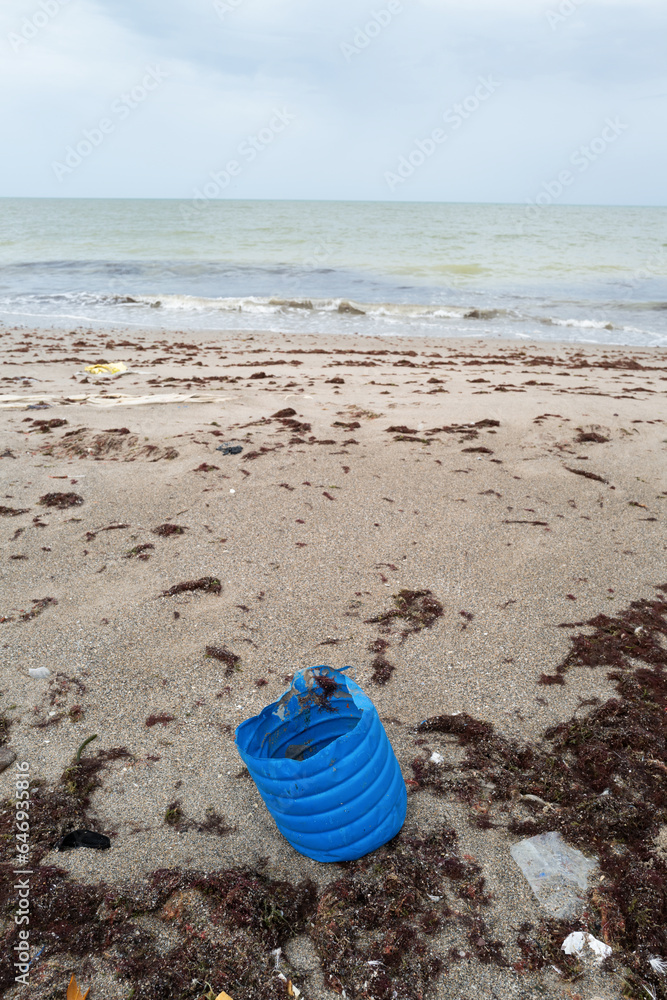une plage africaine polluée par des déchets plastiques au Sénégal une plage africaine polluée par des déchets plastiques au Sénégal