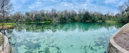 Fotografía Clear blue spring waters surrounded by trees in winter, Alexander Springs, Ocala
